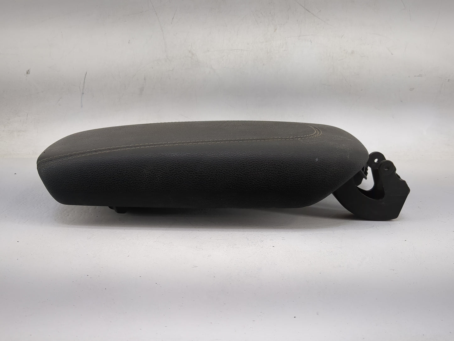 2005 Ford F250sd Center Console Armrest Cover Lid Fits OEM Used Auto Parts - Oemusedautoparts1.com
