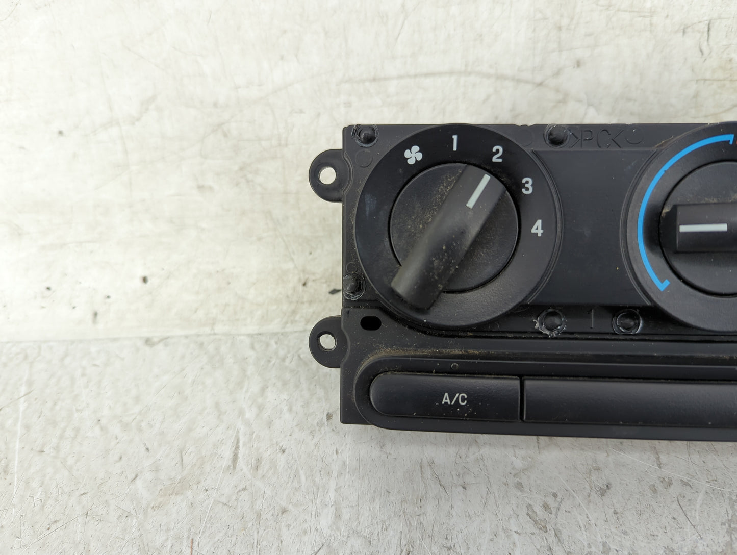 2005 Ford Ford F150 Pickup Climate Control Module Temperature AC/Heater Replacement P/N:4L3H-19808-AH Fits OEM Used Auto Par