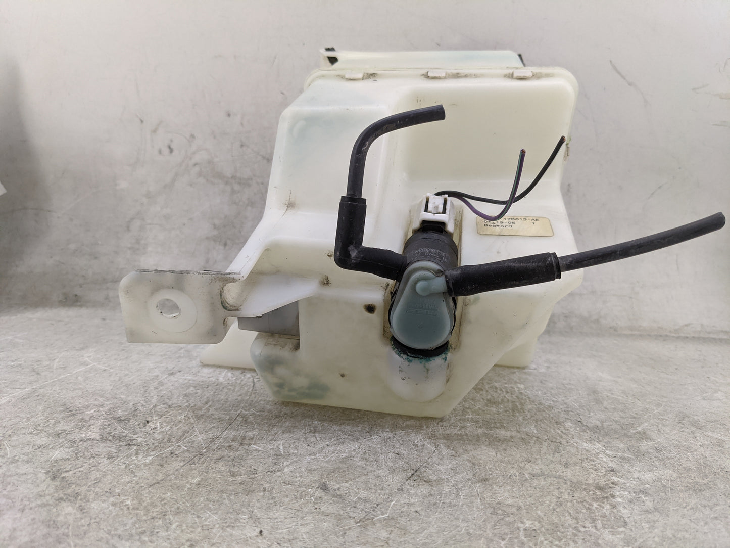 2005-2007 Ford Freestyle Windshield Washer Fluid Reservoir Bottle Oem 1477087 - Oemusedautoparts1.com