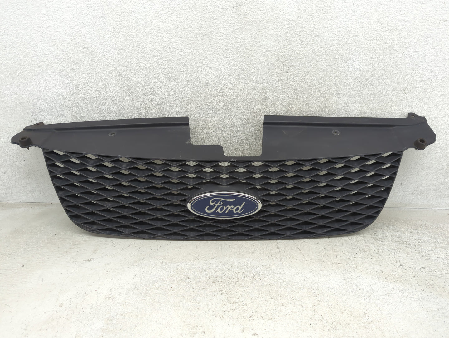2005-2007 Ford Freestyle Front Grille Bumper Not Included - Oemusedautoparts1.com