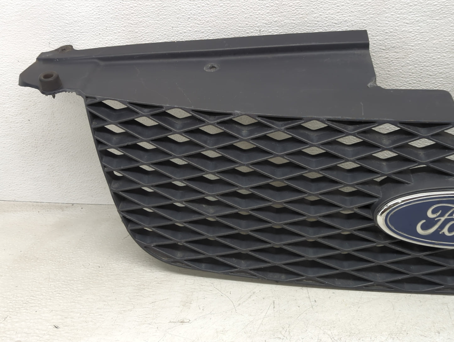 2005-2007 Ford Freestyle Front Grille Bumper Not Included - Oemusedautoparts1.com