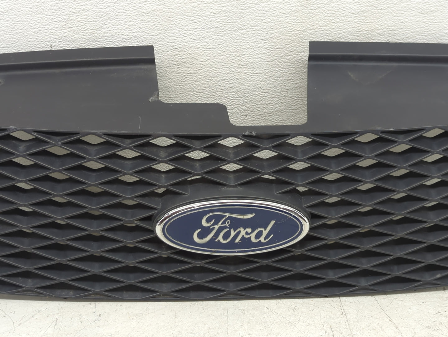 2005-2007 Ford Freestyle Front Grille Bumper Not Included - Oemusedautoparts1.com