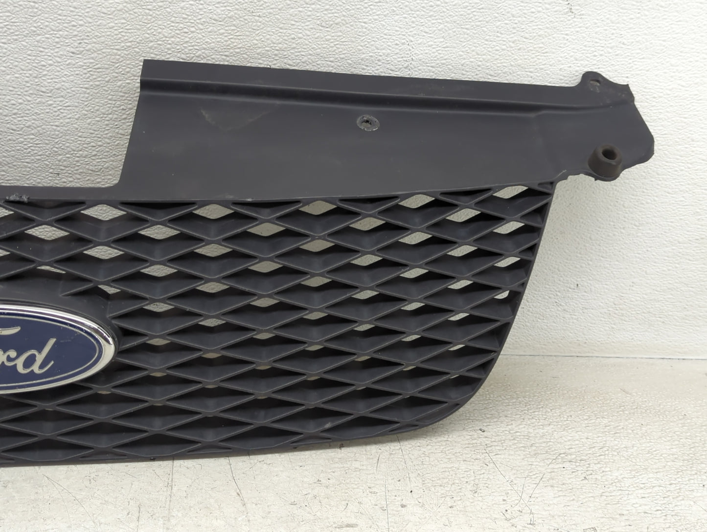 2005-2007 Ford Freestyle Front Grille Bumper Not Included - Oemusedautoparts1.com