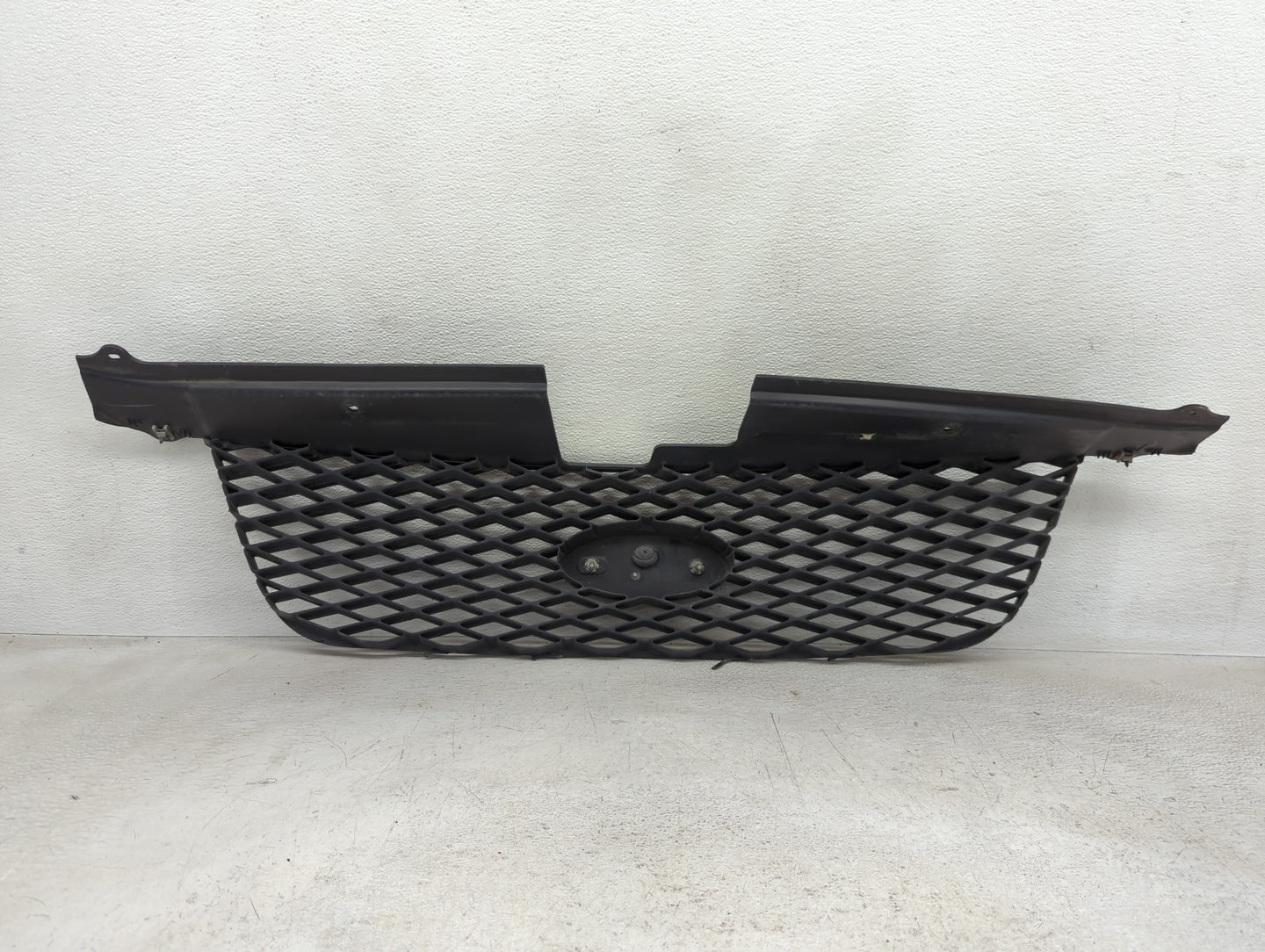 2005-2007 Ford Freestyle Front Grille Bumper Not Included - Oemusedautoparts1.com