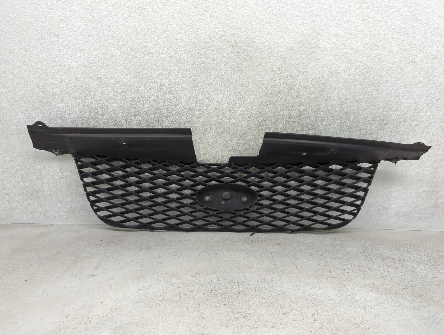 2005-2007 Ford Freestyle Front Grille Bumper Not Included - Oemusedautoparts1.com