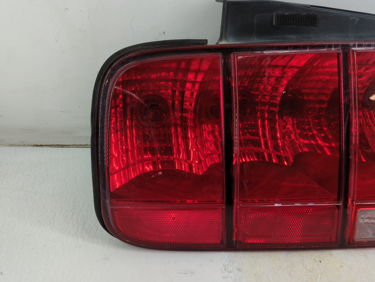 2005-2009 Ford Mustang Tail Light Assembly Passenger Right OEM P/N:5R3T 13A412 AA Fits Fits 2005 2006 2007 2008 2009 OEM Use