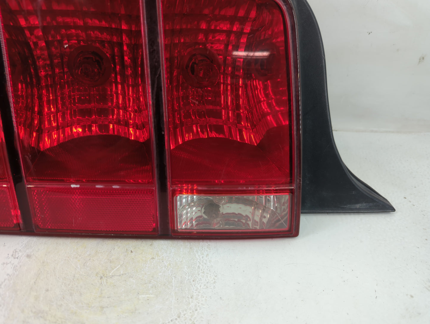 2005-2009 Ford Mustang Tail Light Assembly Passenger Right OEM P/N:5R3T 13A412 AA Fits Fits 2005 2006 2007 2008 2009 OEM Use