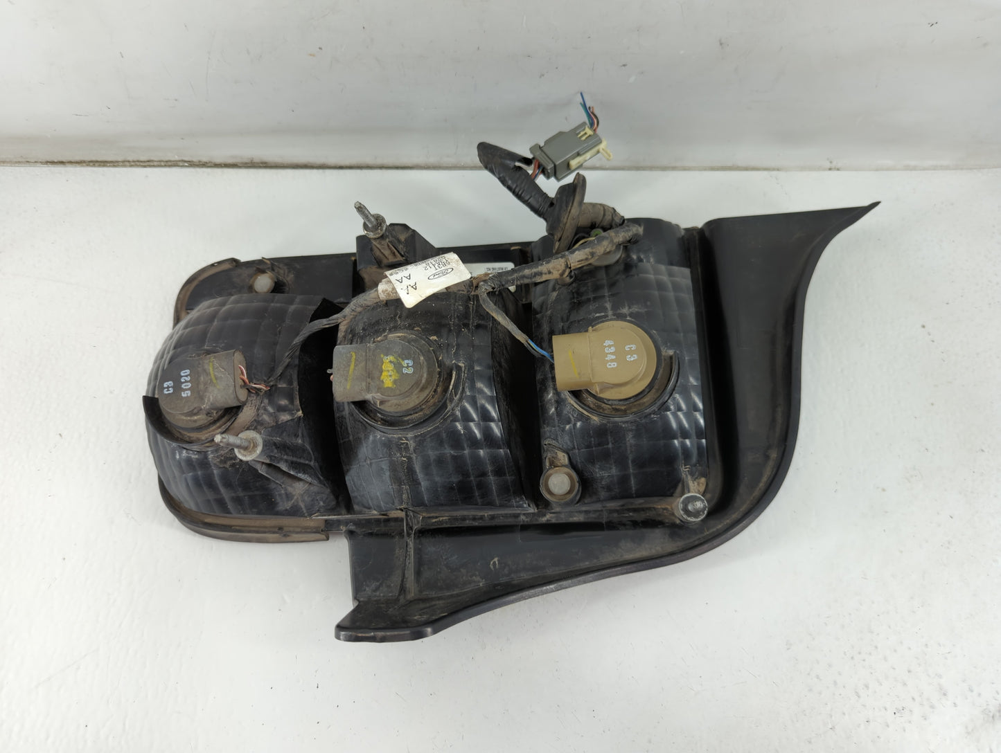 2005-2009 Ford Mustang Tail Light Assembly Passenger Right OEM P/N:5R3T 13A412 AA Fits Fits 2005 2006 2007 2008 2009 OEM Use