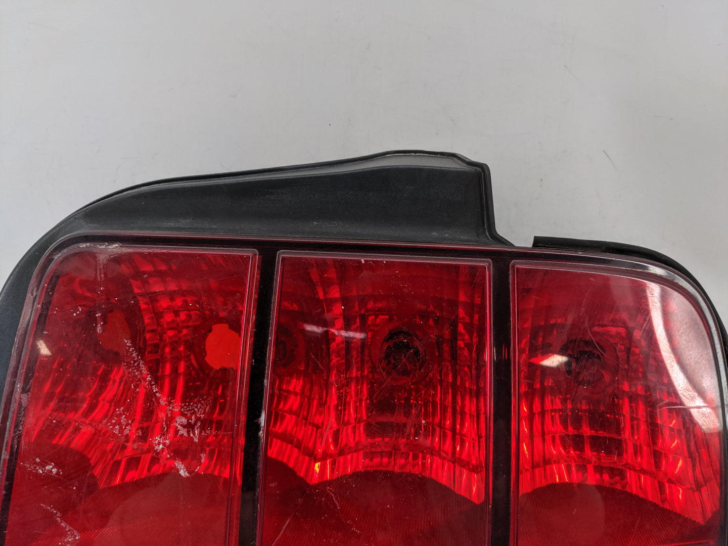 2005-2009 Ford Mustang Tail Light Assembly Passenger Right OEM P/N:5R3T 13A412 Fits Fits 2005 2006 2007 2008 2009 OEM Used A