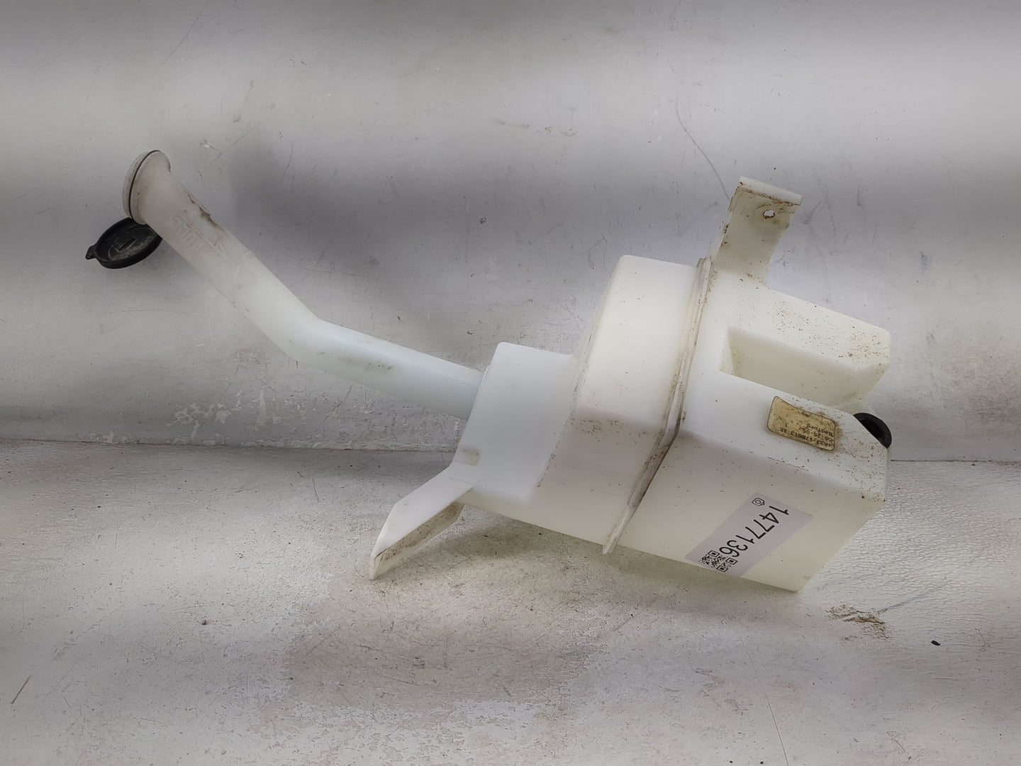 2005-2009 Ford Mustang Windshield Washer Fluid Reservoir Bottle Oem 1477136 - Oemusedautoparts1.com
