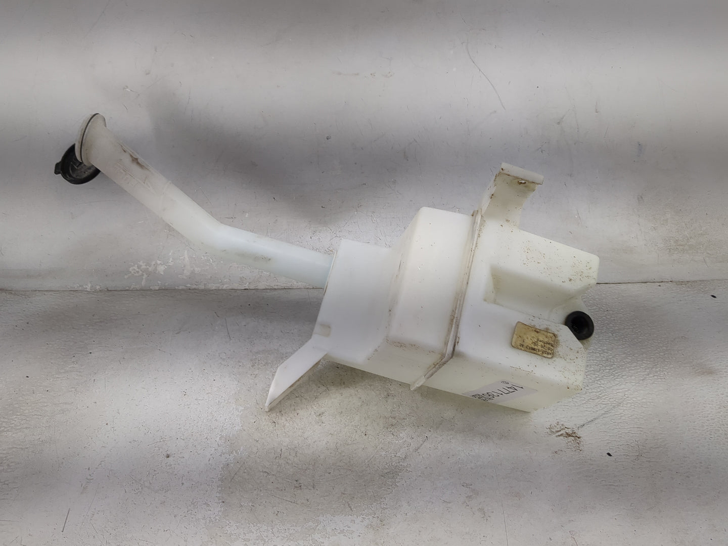 2005-2009 Ford Mustang Windshield Washer Fluid Reservoir Bottle Oem 1477136 - Oemusedautoparts1.com