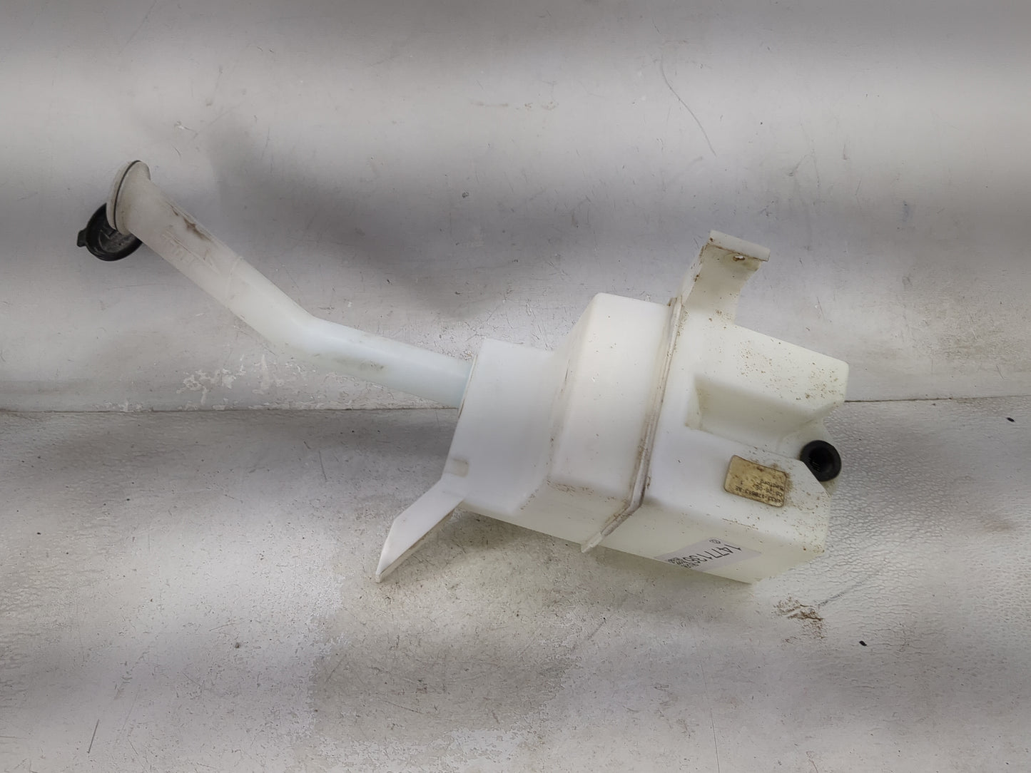 2005-2009 Ford Mustang Windshield Washer Fluid Reservoir Bottle Oem 1477136 - Oemusedautoparts1.com