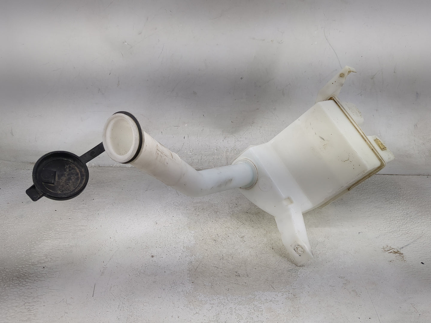 2005-2009 Ford Mustang Windshield Washer Fluid Reservoir Bottle Oem 1477136 - Oemusedautoparts1.com