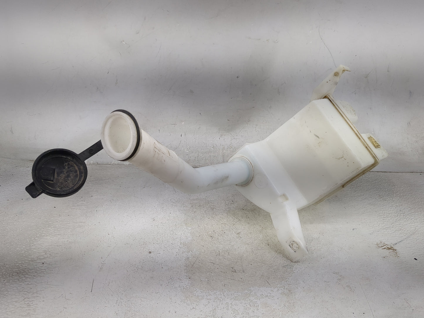 2005-2009 Ford Mustang Windshield Washer Fluid Reservoir Bottle Oem 1477136 - Oemusedautoparts1.com