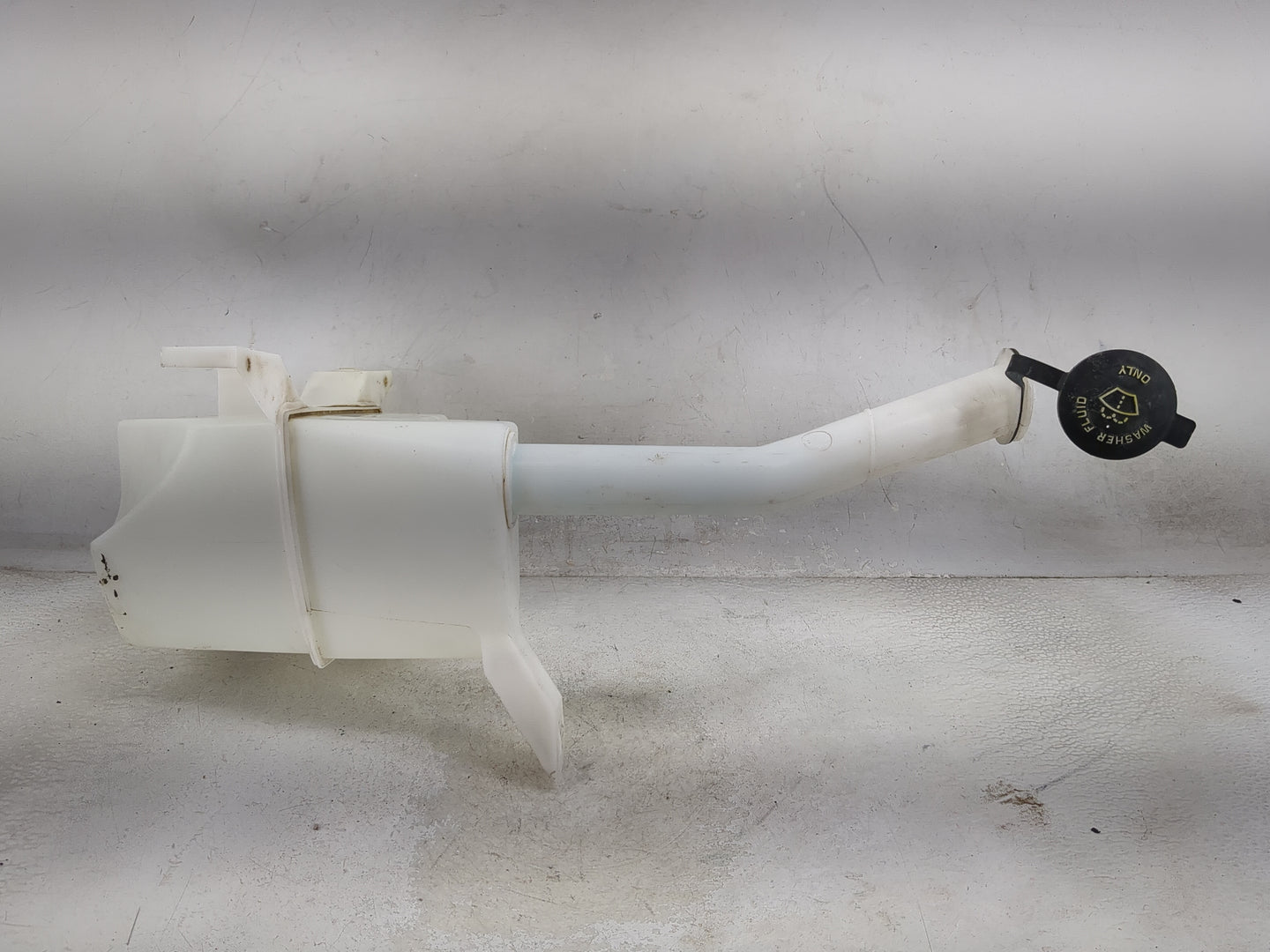 2005-2009 Ford Mustang Windshield Washer Fluid Reservoir Bottle Oem 1477136 - Oemusedautoparts1.com