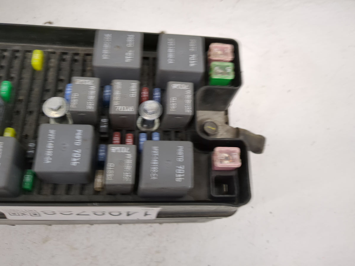 2005-2006 Ford Mustang Fusebox Fuse Box Panel Relay Module P/N:3F2T-14B192-CA W381891236, 3F2T-14B192-AA Fits Fits 2005 2006