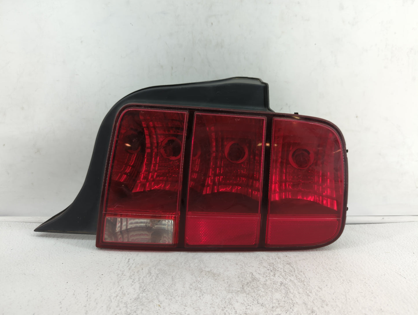 2005-2009 Ford Mustang Tail Light Assembly Passenger Right OEM P/N:8R33-13B504-AB 8R33-13B504-AA Fits OEM Used Auto Parts - 