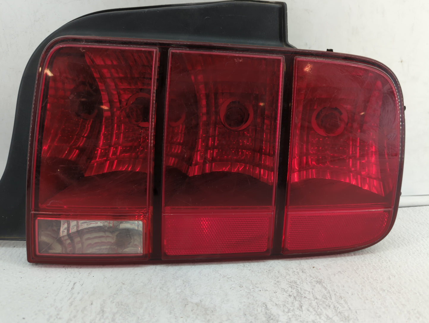 2005-2009 Ford Mustang Tail Light Assembly Passenger Right OEM P/N:8R33-13B504-AB 8R33-13B504-AA Fits OEM Used Auto Parts - 