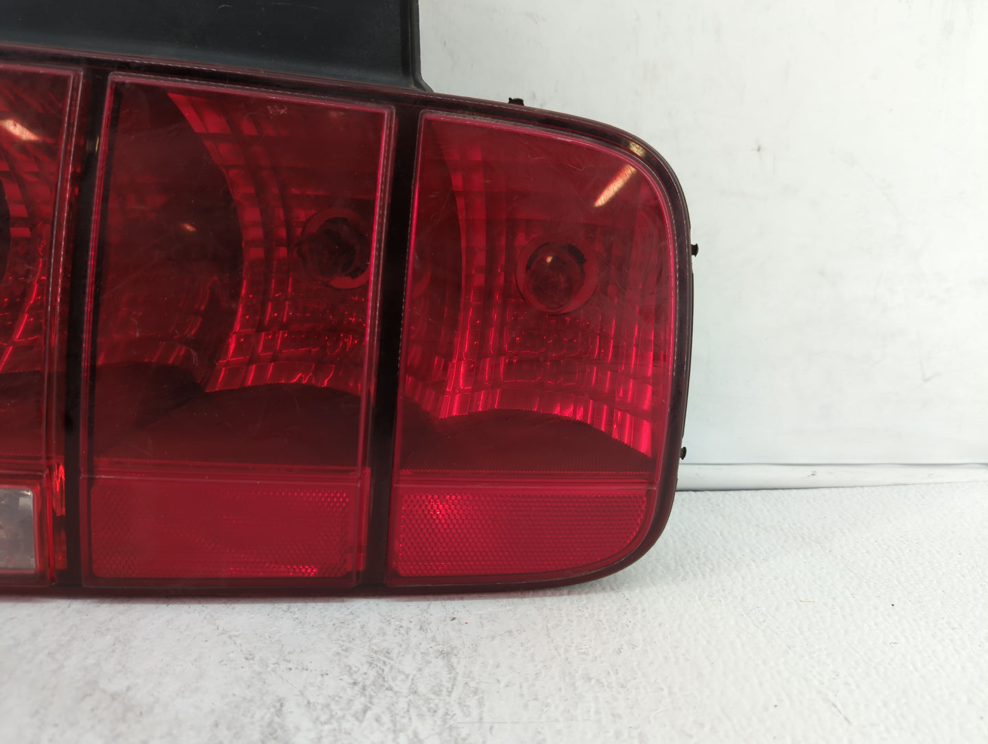 2005-2009 Ford Mustang Tail Light Assembly Passenger Right OEM P/N:8R33-13B504-AB 8R33-13B504-AA Fits OEM Used Auto Parts - 