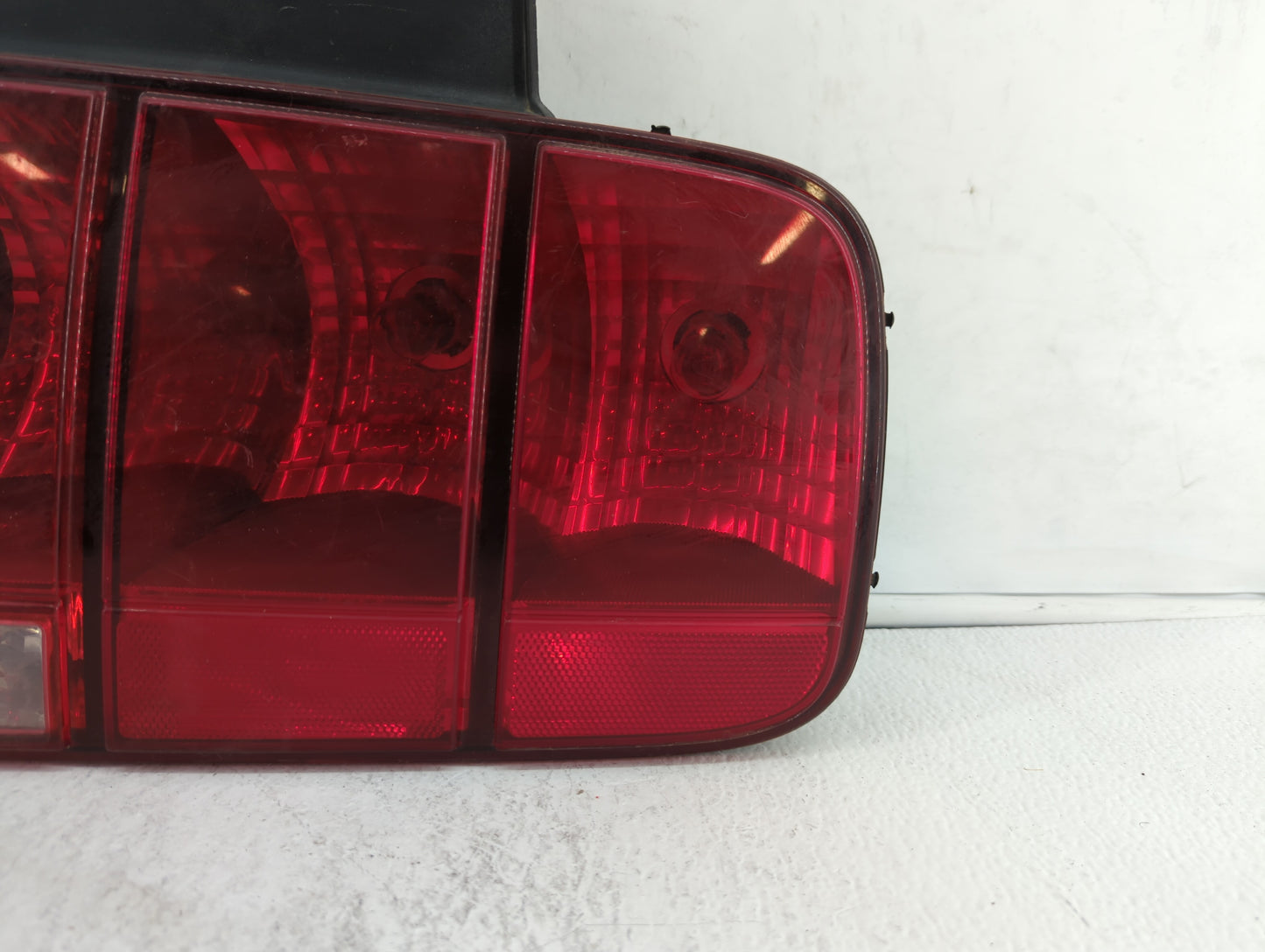 2005-2009 Ford Mustang Tail Light Assembly Passenger Right OEM P/N:8R33-13B504-AB 8R33-13B504-AA Fits OEM Used Auto Parts - 