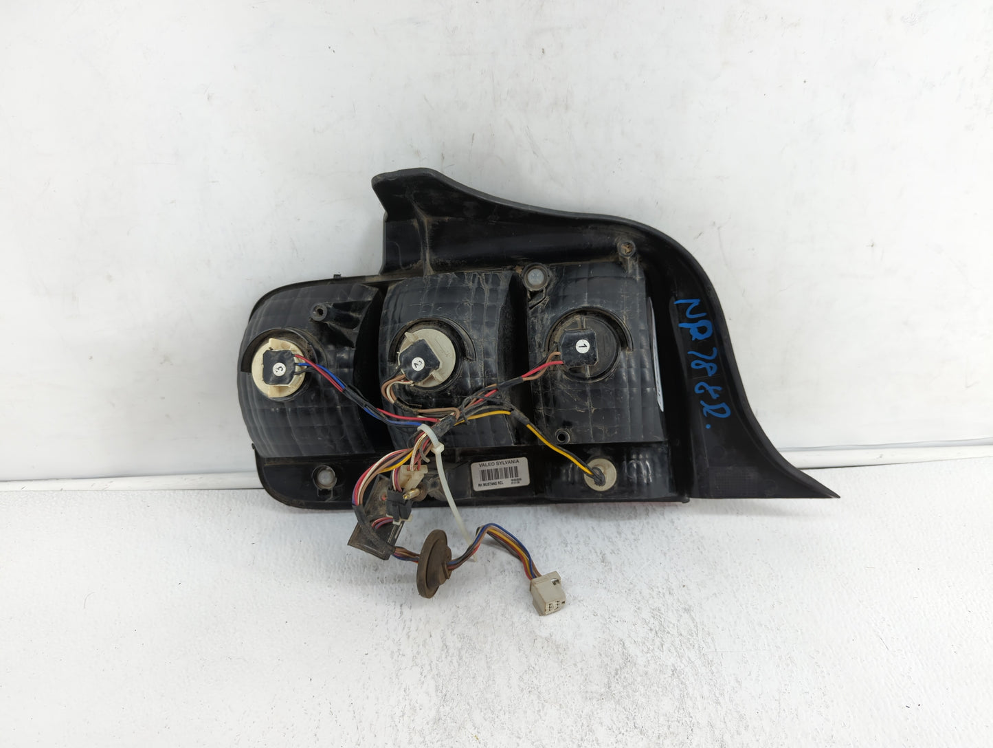 2005-2009 Ford Mustang Tail Light Assembly Passenger Right OEM P/N:8R33-13B504-AB 8R33-13B504-AA Fits OEM Used Auto Parts - 