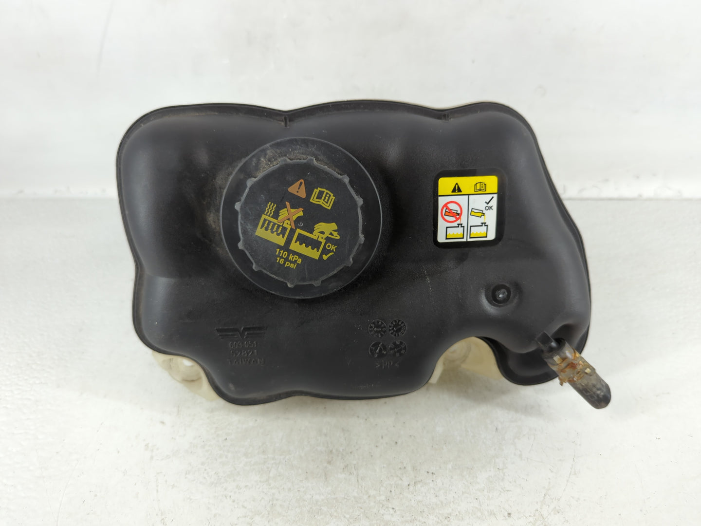 2005-2010 Ford Mustang Radiator Coolant Overflow Expansion Tank Bottle - Oemusedautoparts1.com