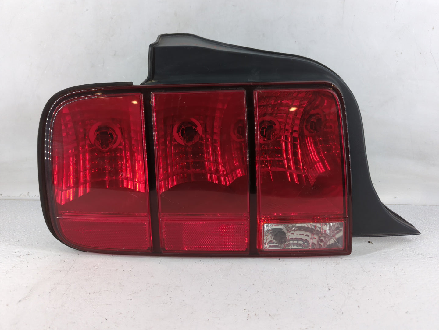 2005-2009 Ford Mustang Tail Light Assembly Driver Left OEM P/N:5R3T-13A412-G2818 Fits Fits 2005 2006 2007 2008 2009 OEM Used