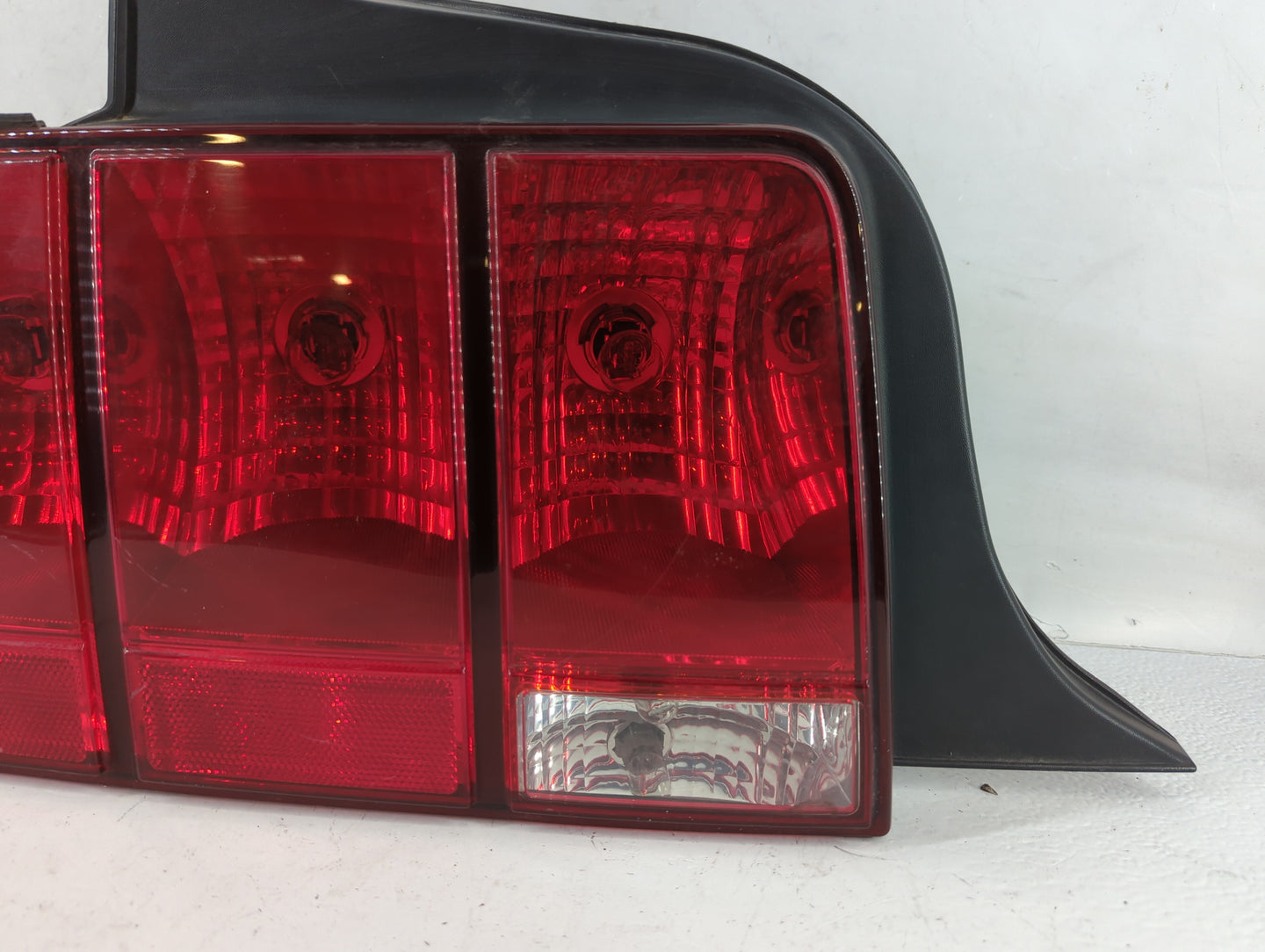 2005-2009 Ford Mustang Tail Light Assembly Driver Left OEM P/N:5R3T-13A412-G2818 Fits Fits 2005 2006 2007 2008 2009 OEM Used