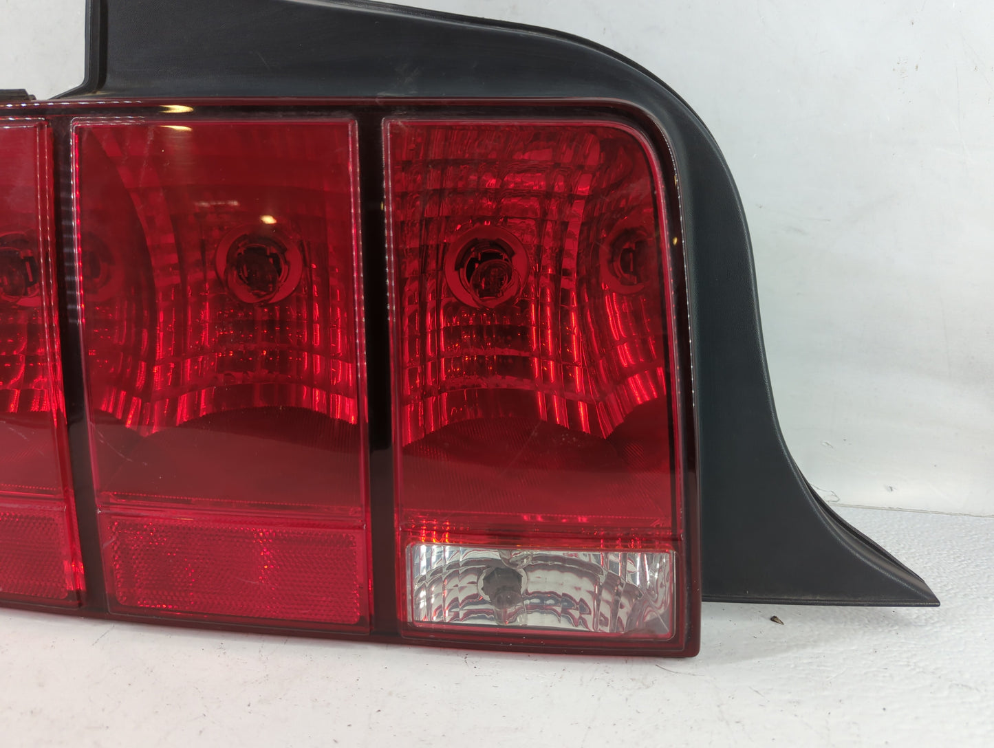 2005-2009 Ford Mustang Tail Light Assembly Driver Left OEM P/N:5R3T-13A412-G2818 Fits Fits 2005 2006 2007 2008 2009 OEM Used