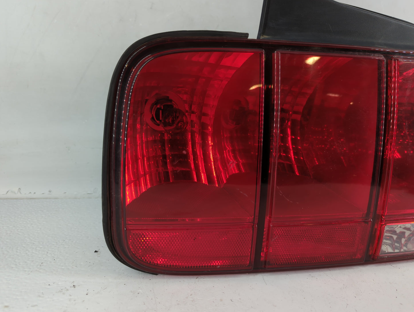 2005-2009 Ford Mustang Tail Light Assembly Driver Left OEM P/N:5R3T-13A412-G2818 Fits Fits 2005 2006 2007 2008 2009 OEM Used