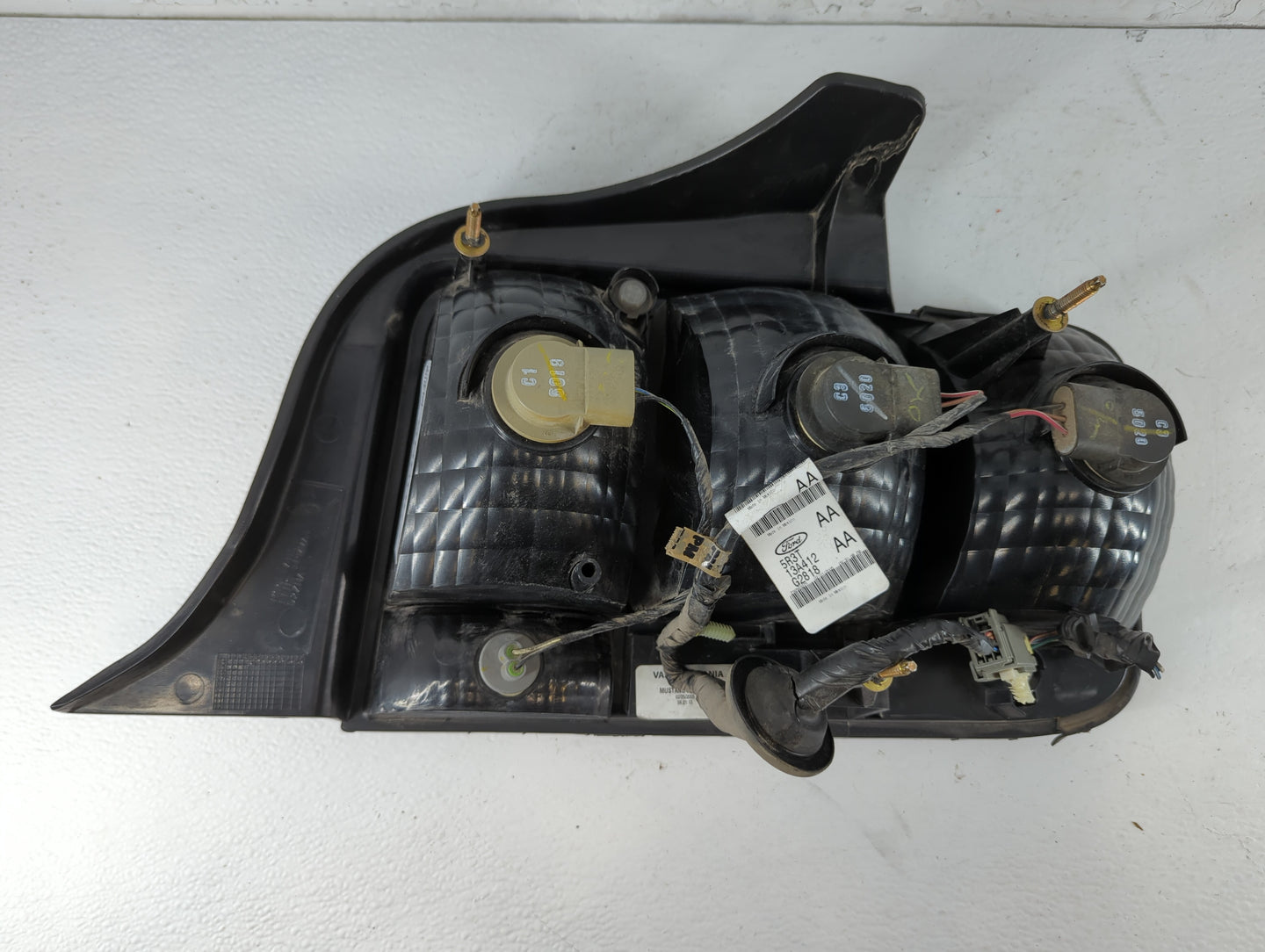 2005-2009 Ford Mustang Tail Light Assembly Driver Left OEM P/N:5R3T-13A412-G2818 Fits Fits 2005 2006 2007 2008 2009 OEM Used