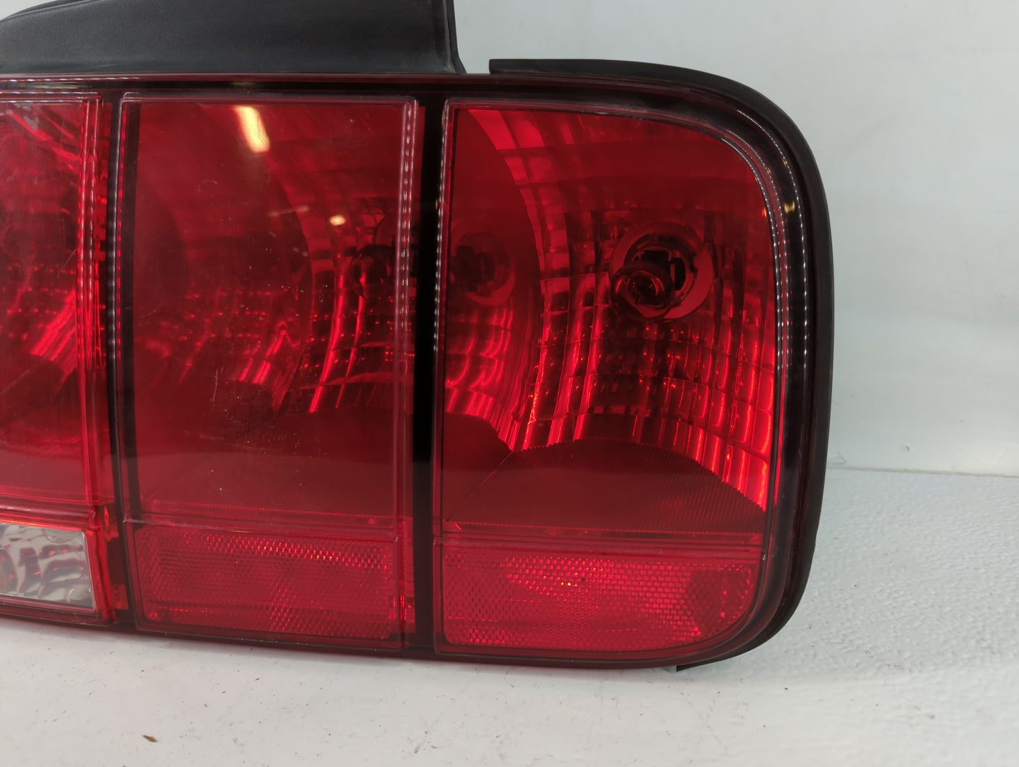 2005-2009 Ford Mustang Tail Light Assembly Passenger Right OEM P/N:5R3T 13A412 -AA Fits Fits 2005 2006 2007 2008 2009 OEM Us