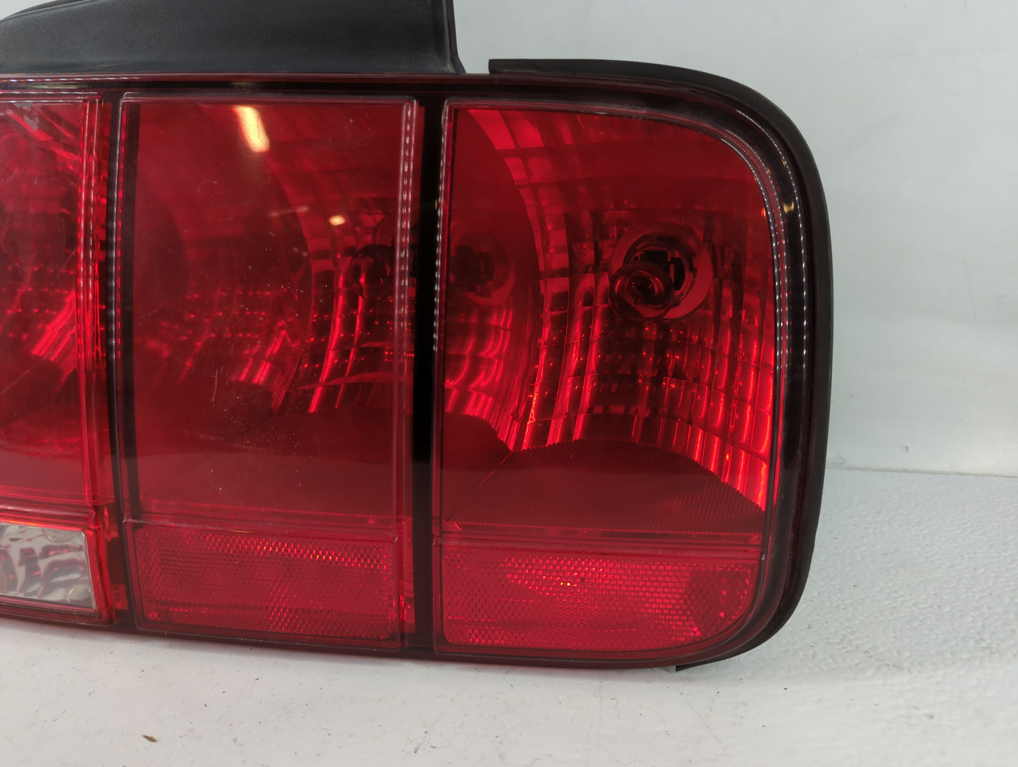 2005-2009 Ford Mustang Tail Light Assembly Passenger Right OEM P/N:5R3T 13A412 -AA Fits Fits 2005 2006 2007 2008 2009 OEM Us