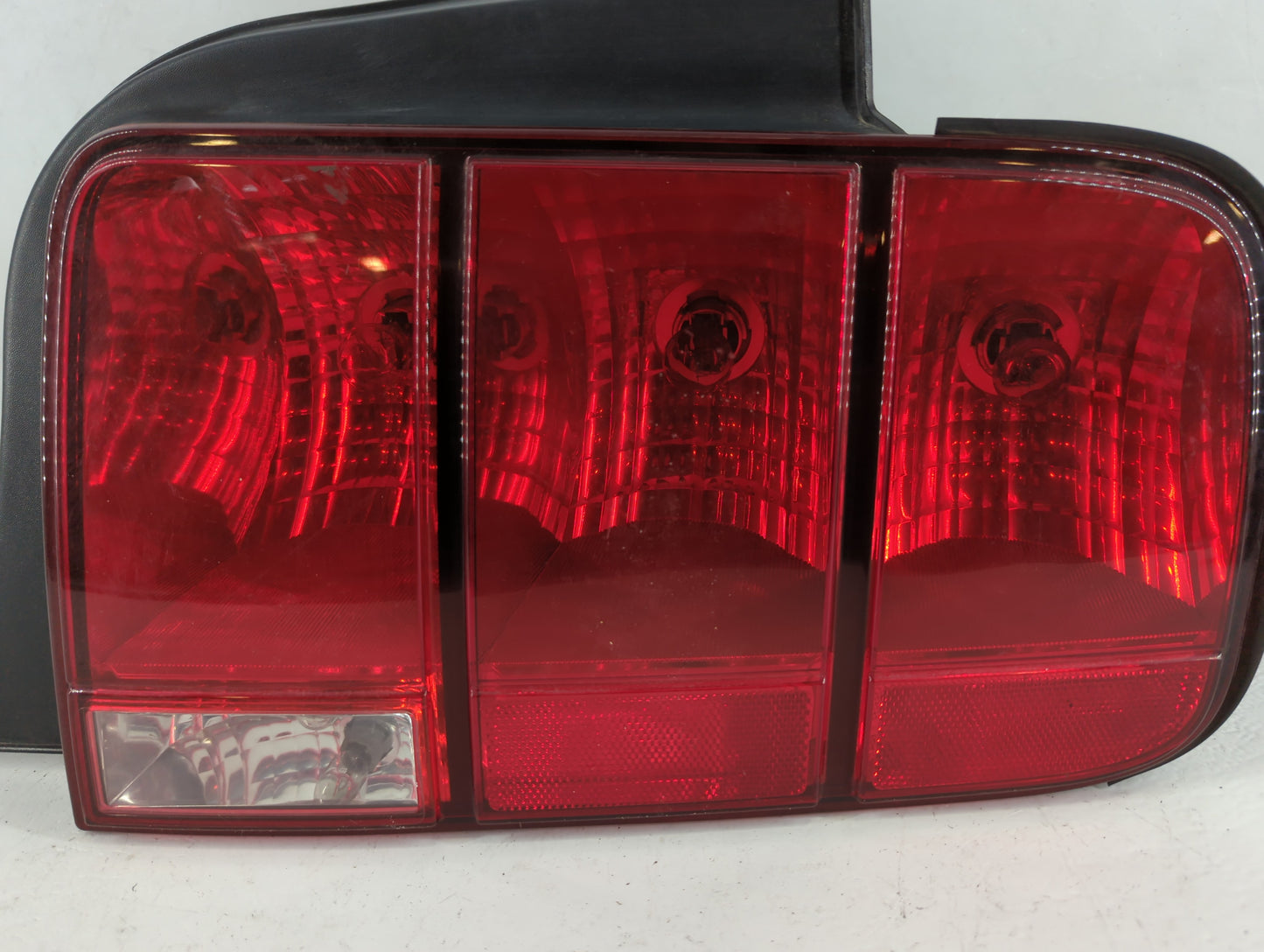 2005-2009 Ford Mustang Tail Light Assembly Passenger Right OEM P/N:5R3T 13A412 -AA Fits Fits 2005 2006 2007 2008 2009 OEM Us