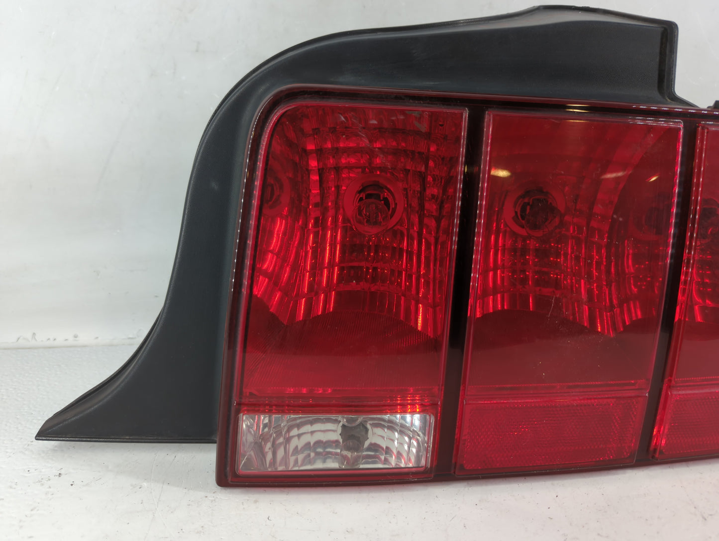 2005-2009 Ford Mustang Tail Light Assembly Passenger Right OEM P/N:5R3T 13A412 -AA Fits Fits 2005 2006 2007 2008 2009 OEM Us