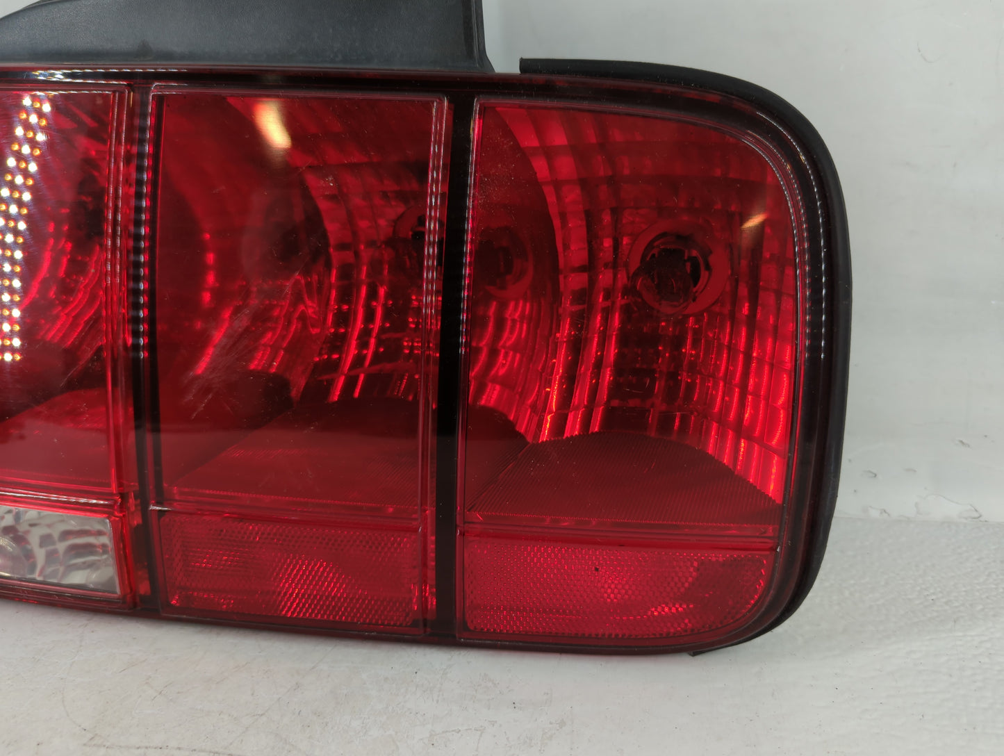 2005-2009 Ford Mustang Tail Light Assembly Passenger Right OEM P/N:5R3T 13A412 G2818 Fits Fits 2005 2006 2007 2008 2009 OEM 