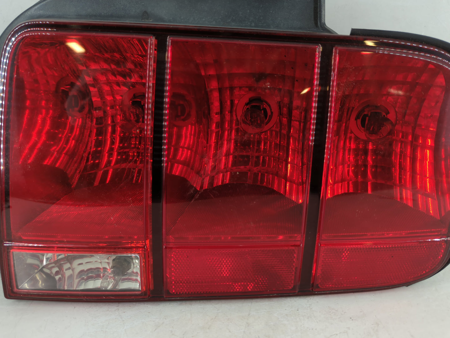 2005-2009 Ford Mustang Tail Light Assembly Passenger Right OEM P/N:5R3T 13A412 G2818 Fits Fits 2005 2006 2007 2008 2009 OEM 