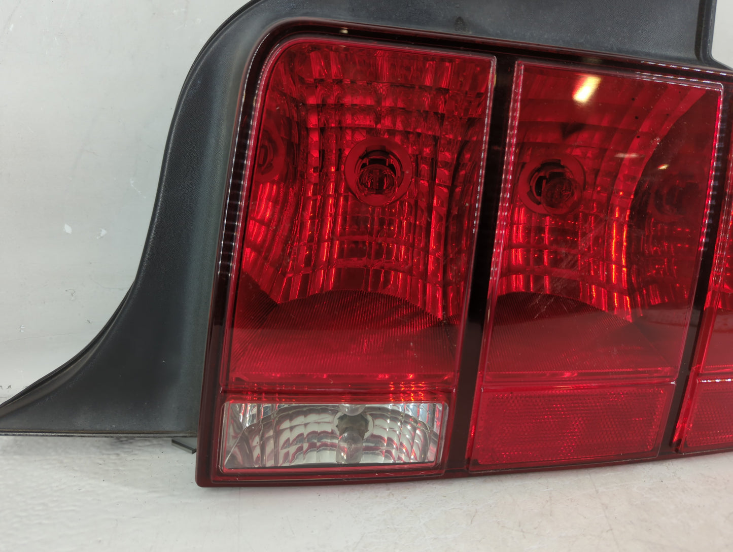 2005-2009 Ford Mustang Tail Light Assembly Passenger Right OEM P/N:5R3T 13A412 G2818 Fits Fits 2005 2006 2007 2008 2009 OEM 