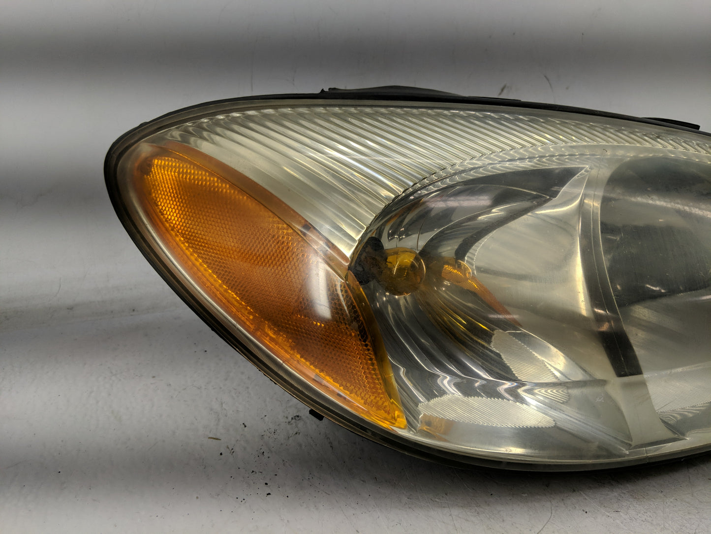 2005 Ford Taurus Passenger Right Oem Head Light Headlight Lamp - Oemusedautoparts1.com