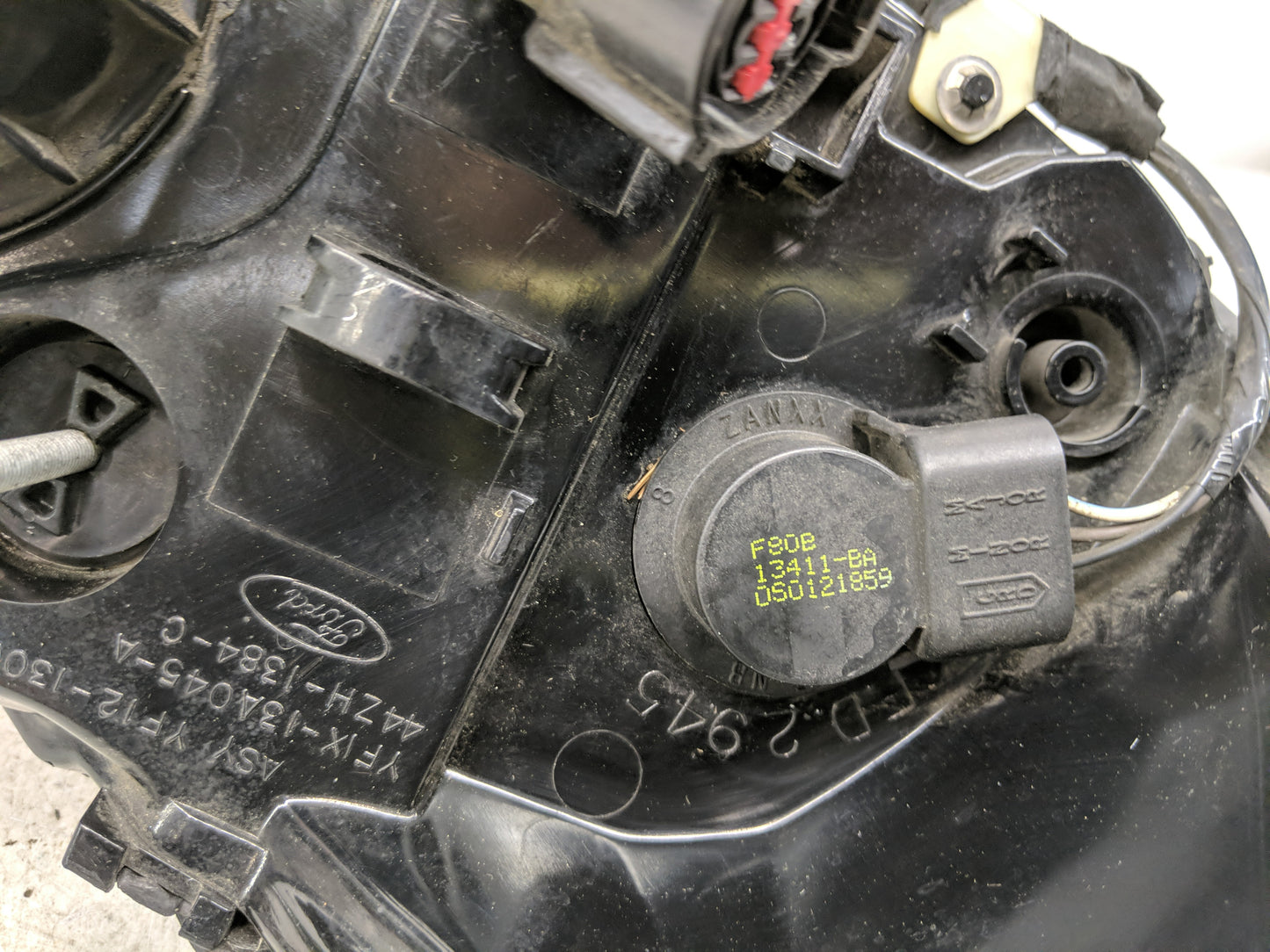 2005 Ford Taurus Driver Left Oem Head Light Headlight Lamp - Oemusedautoparts1.com