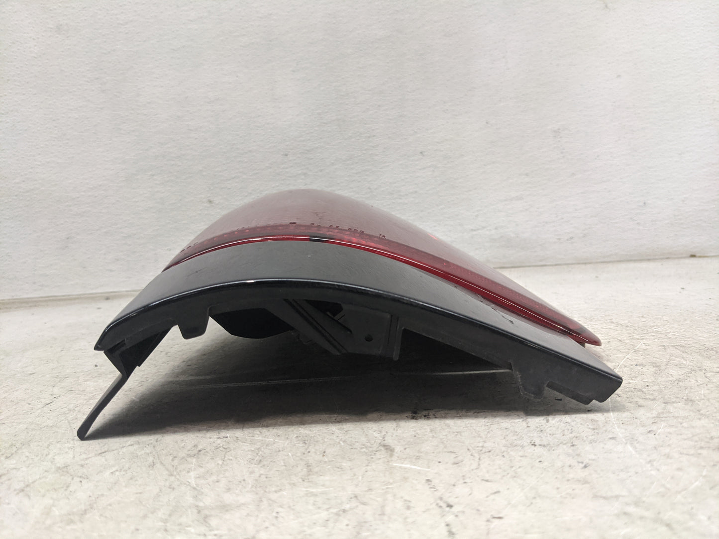 2002-2009 Gmc Envoy Tail Light Assembly Passenger Right OEM Fits Fits 2002 2003 2004 2005 2006 2007 2008 2009 OEM Used Auto 