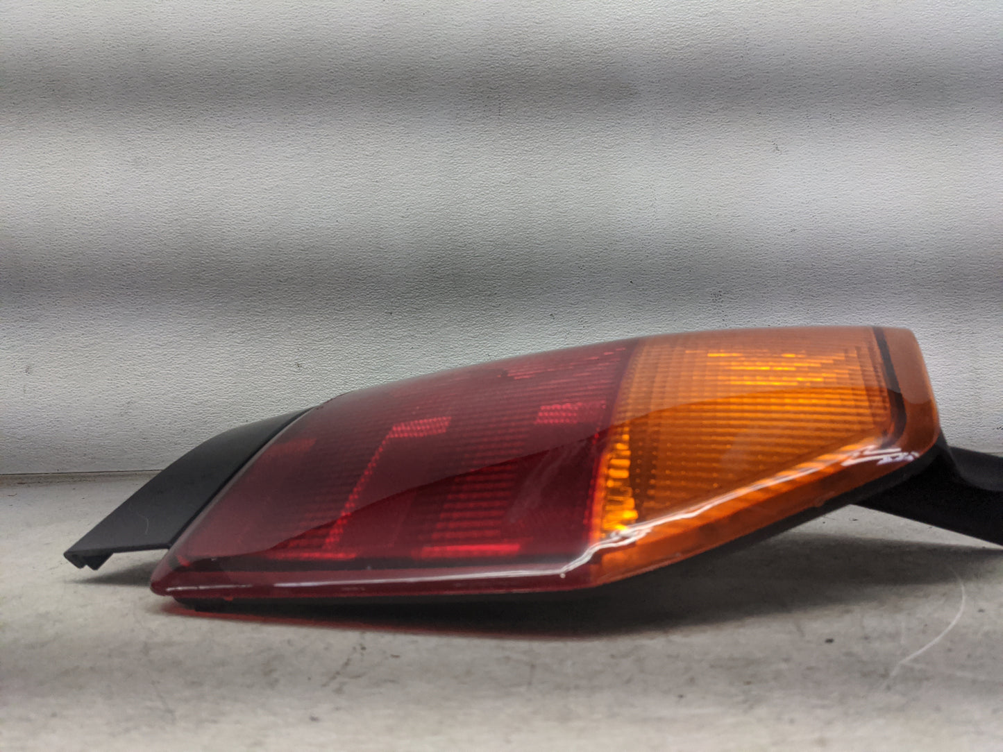 2002-2009 Gmc Envoy Tail Light Assembly Passenger Right OEM Fits Fits 2002 2003 2004 2005 2006 2007 2008 2009 OEM Used Auto 