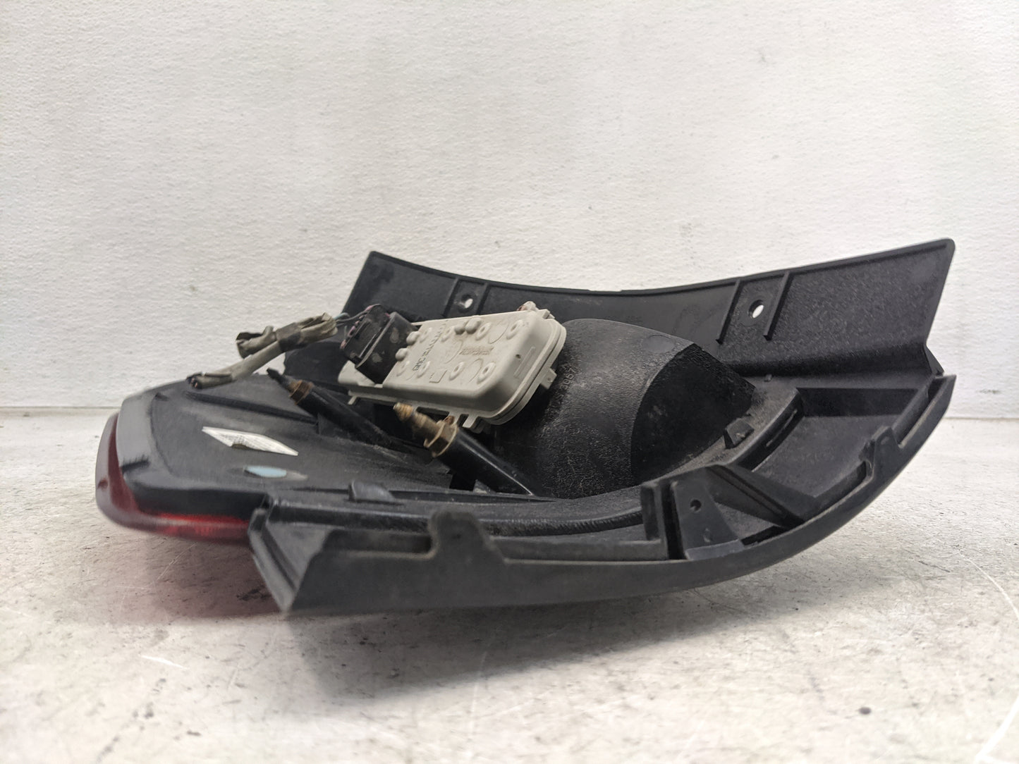 2002-2009 Gmc Envoy Tail Light Assembly Passenger Right OEM Fits Fits 2002 2003 2004 2005 2006 2007 2008 2009 OEM Used Auto 