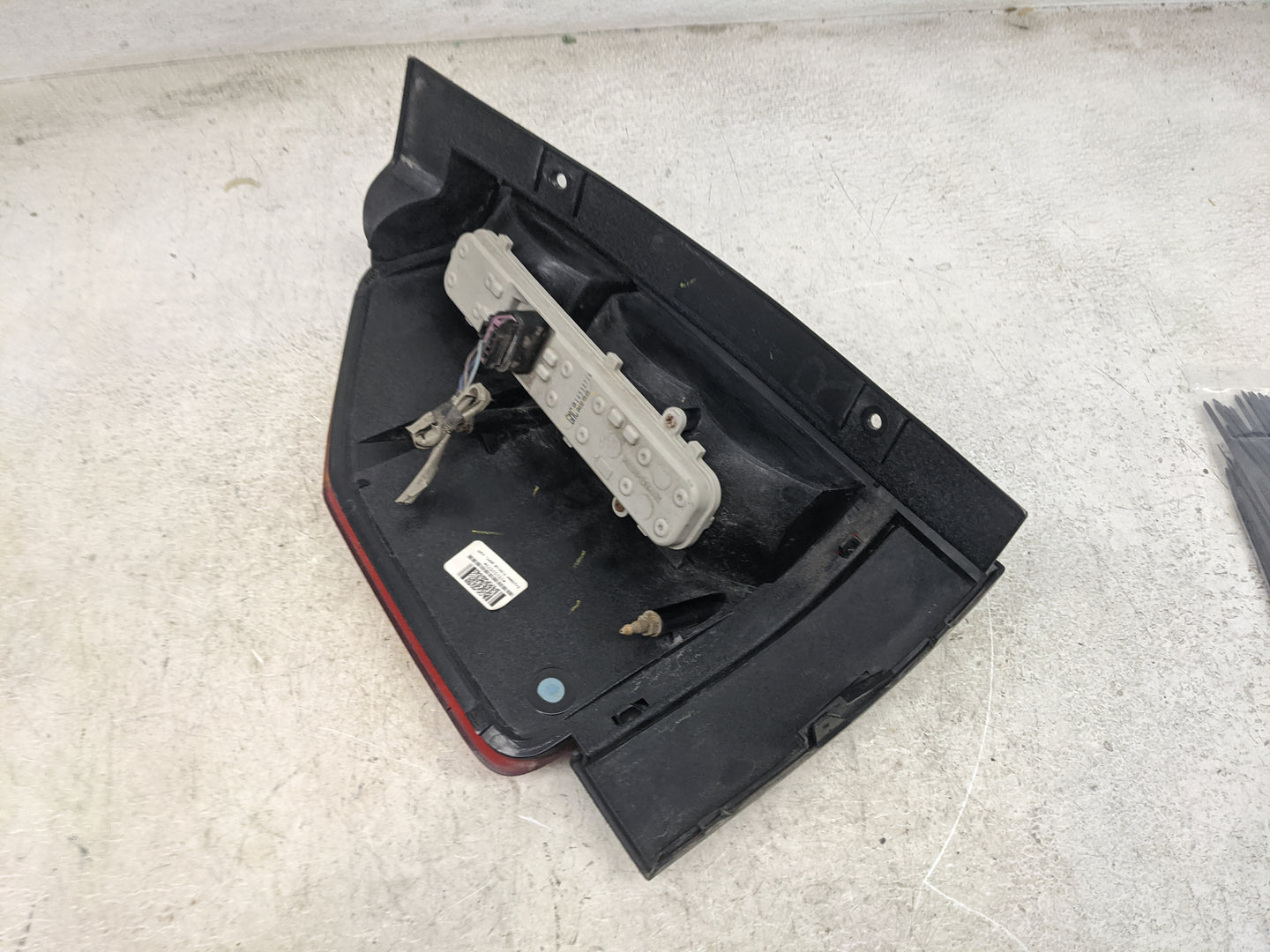 2002-2009 Gmc Envoy Tail Light Assembly Passenger Right OEM Fits Fits 2002 2003 2004 2005 2006 2007 2008 2009 OEM Used Auto 