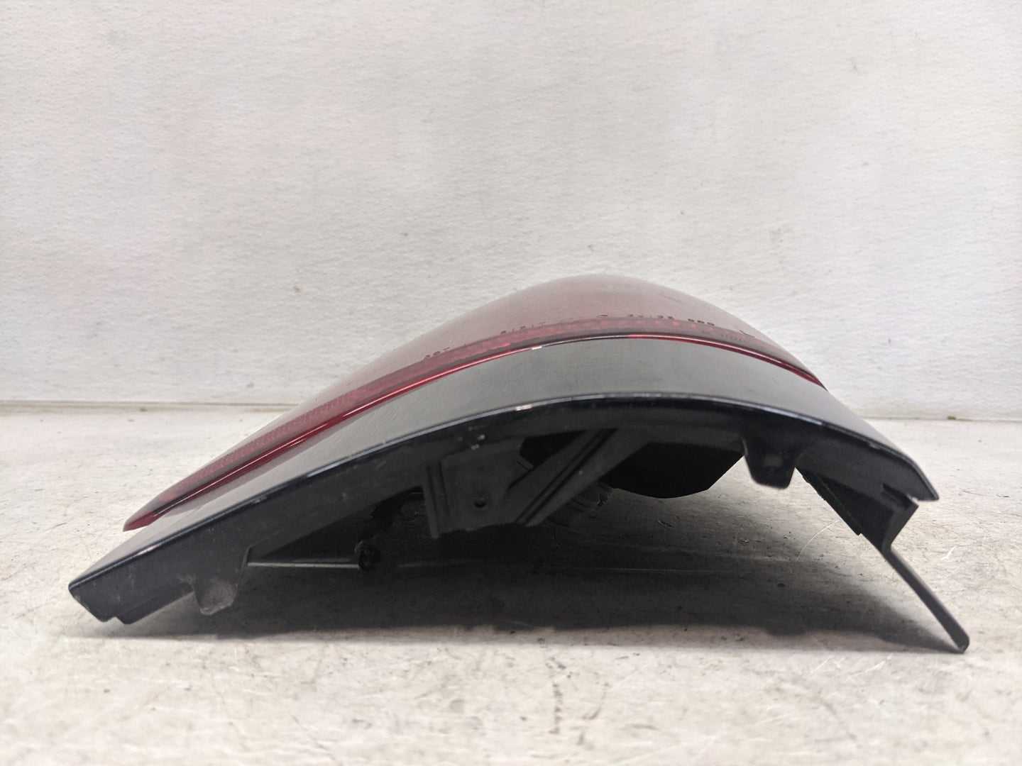 2002-2009 Gmc Envoy Tail Light Assembly Driver Left OEM Fits Fits 2002 2003 2004 2005 2006 2007 2008 2009 OEM Used Auto Part