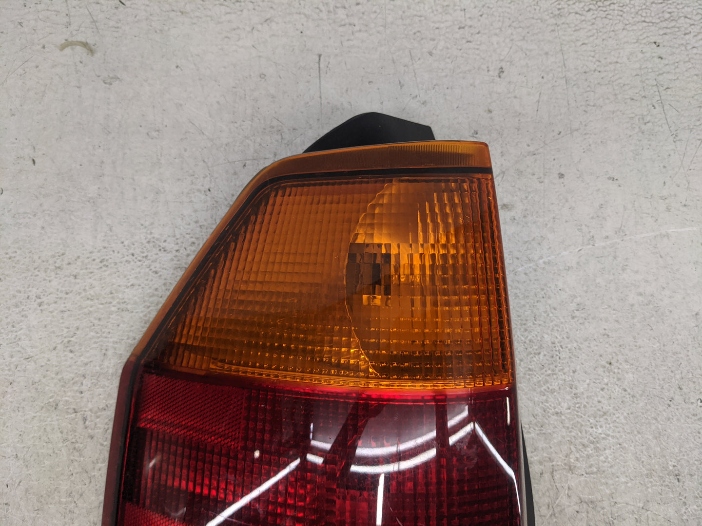 2002-2009 Gmc Envoy Tail Light Assembly Driver Left OEM Fits Fits 2002 2003 2004 2005 2006 2007 2008 2009 OEM Used Auto Part