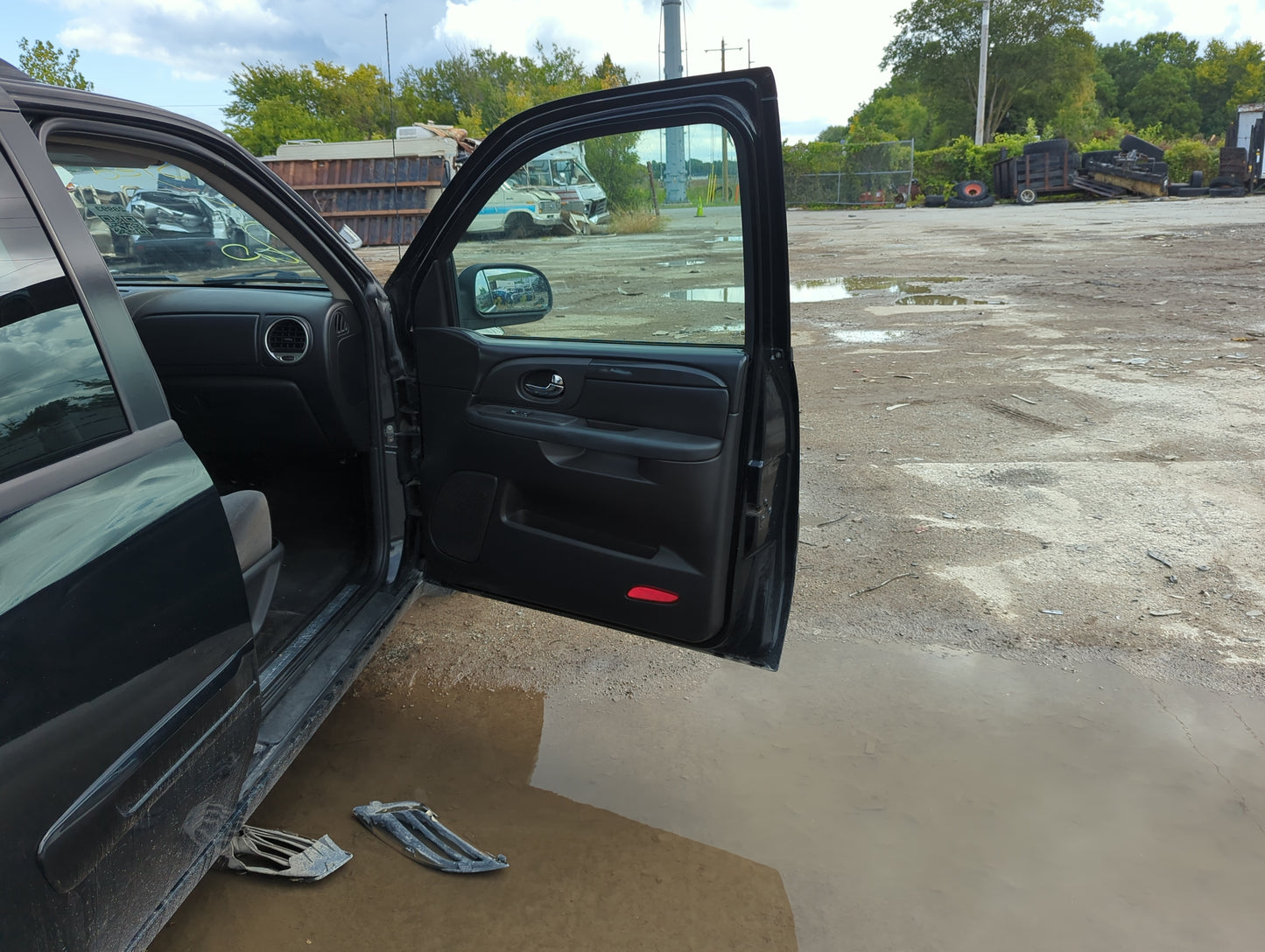 2005 Gmc Envoy Front Right Passenger Interior Door Panel Trim 1139129 - Oemusedautoparts1.com
