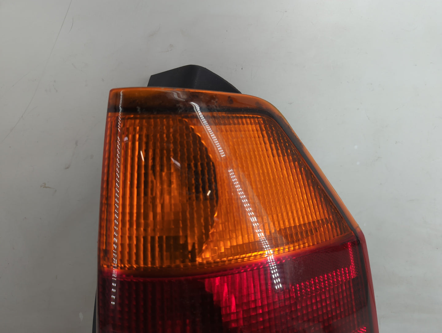 2002-2006 Gmc Envoy Xl Tail Light Assembly Passenger Right OEM P/N:15131577 Fits Fits 2002 2003 2004 2005 2006 2007 2008 200