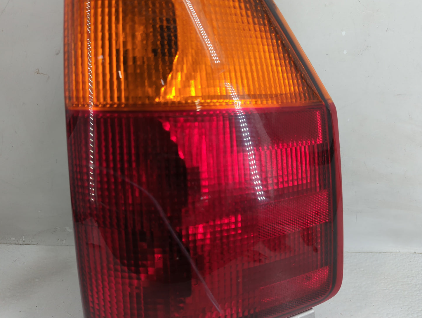 2002-2006 Gmc Envoy Xl Tail Light Assembly Passenger Right OEM P/N:15131577 Fits Fits 2002 2003 2004 2005 2006 2007 2008 200