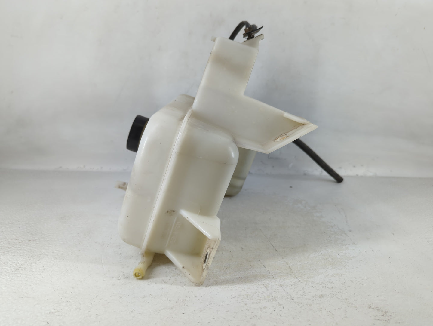2002-2006 Gmc Envoy Xl Radiator Coolant Overflow Expansion Tank Bottle 747430 - Oemusedautoparts1.com